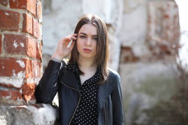 Bahar şehrin içinden bir yürüyüşte kız