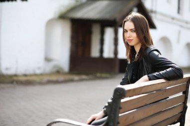 Bahar şehrin içinden bir yürüyüşte kız