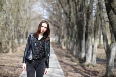 Bahar şehrin içinden bir yürüyüşte kız