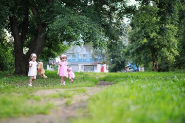 Annem ve iki kızım var.