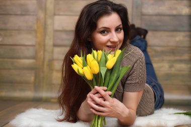 Bir buket Sarı laleler kızla. Bir hediye çiçek kız