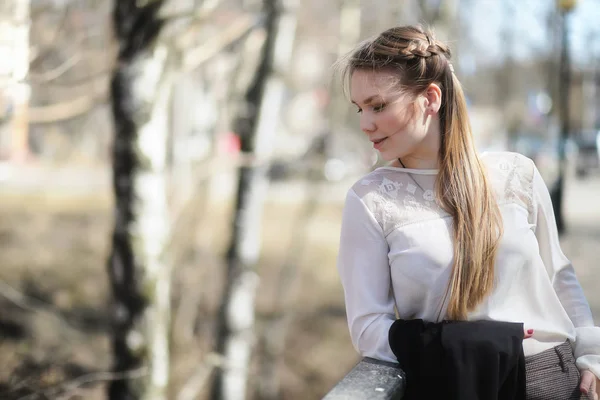 Menina bonito em um parque de outono — Fotografia de Stock