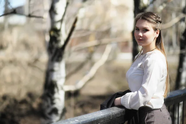 Menina bonito em um parque de outono — Fotografia de Stock