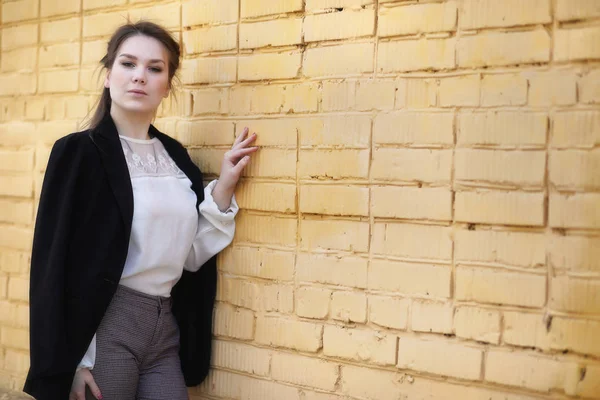 Menina bonito em um parque de outono — Fotografia de Stock