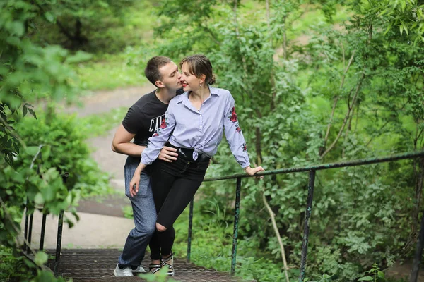 散歩の美しい若いカップル — ストック写真
