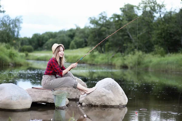 Chica junto al río con una caña de pescar —  Fotos de Stock