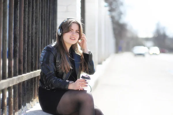 Menina bonito em um parque de outono — Fotografia de Stock