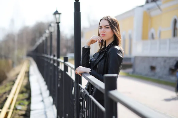 Chica en un paseo por la ciudad de primavera — Foto de Stock