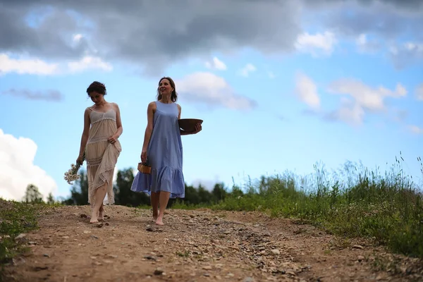 Δύο κορίτσια στα φορέματα καλοκαίρι πεδίο — Φωτογραφία Αρχείου