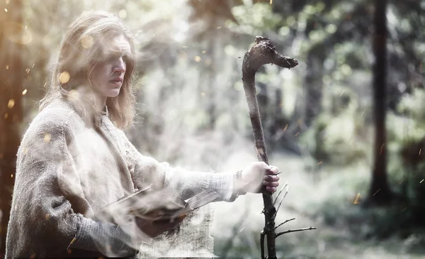 Magicien de fées. Un sorcier avec une sphère de verre, un sort magique — Photo