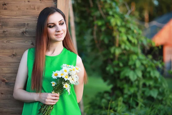 Beautiful girl with red hair with a bouquet — Stock Photo, Image