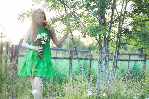 Bella ragazza con i capelli rossi con un bouquet — Foto Stock