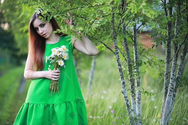 花束と赤い髪の美しい少女 — ストック写真