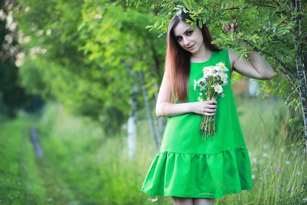 Schöne Mädchen mit roten Haaren mit einem Strauß — Stockfoto