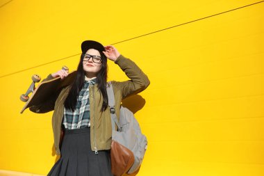 Genç hippi kız bir kaykay sürme. Kızlar kız f