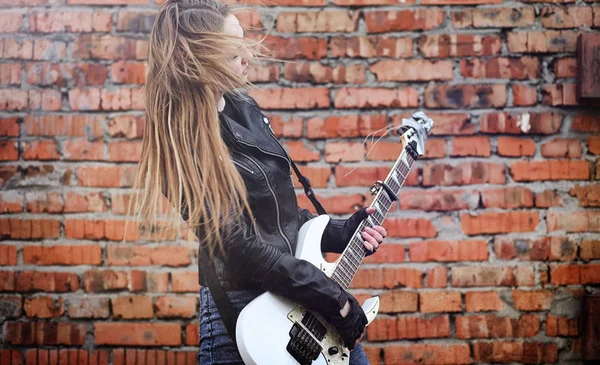 Bela menina roqueiro com guitarra elétrica. Uma música de rock — Fotografia de Stock