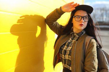 Genç hippi kız bir kaykay sürme. Kızlar kız f