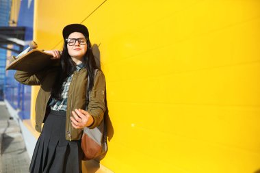 Genç hippi kız bir kaykay sürme. Kızlar kız f