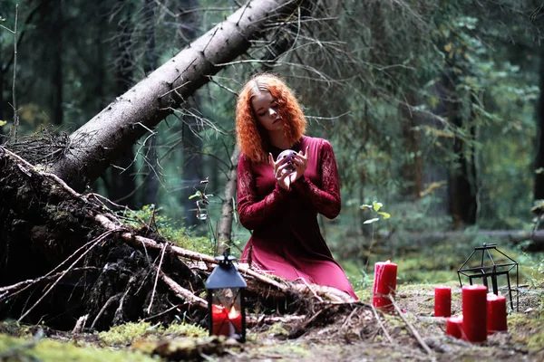 A bruxa ruiva tem um ritual com uma bola de cristal. — Fotografia de Stock