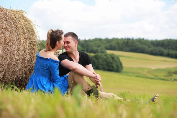 Couple in love in a field at sunset — Stock Photo, Image