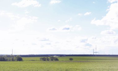 Yatay yaz mevsimindeyiz. Yeşil ağaç ve otların arasında kırsal arazi