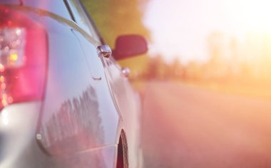 Araba yola çıktı. Yaz yol üzerinde park edilmiş bir c olduğunu