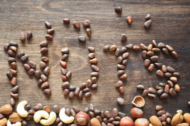 Ahşap bir masa farklı fındık. Sedir, kaju fıstığı, fındık, walnu