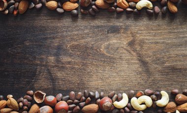 Ahşap bir masa farklı fındık. Sedir, kaju fıstığı, fındık, walnu