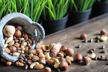 ahşap bir masa üzerinde lezzetli fındık