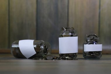Cam Kavanoz içinde biriken paralar yığılmış