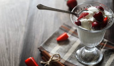 Çilek ile taze yoğurt. Taze ve ju ile bir kase dondurma