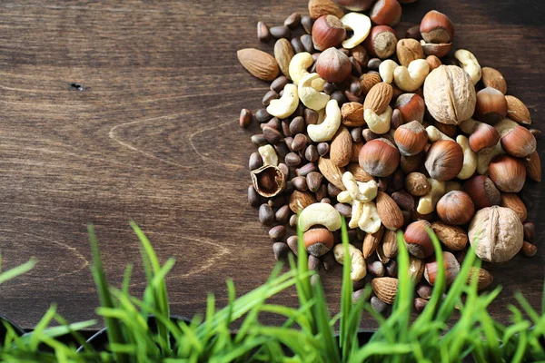 Välsmakande nötter på ett träbord — Stockfoto
