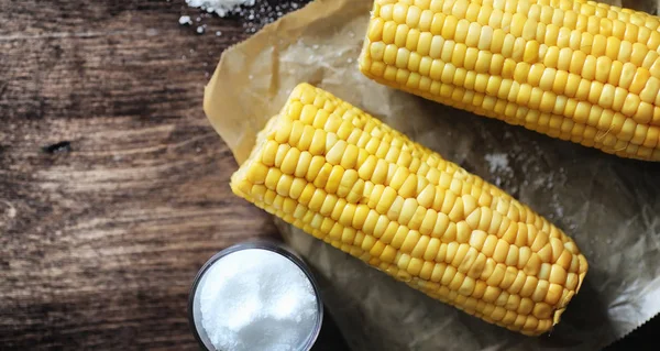 Frischkorn. natürliche Nahrung aus Maiskolben mit Salz. ländliche mexikanische — Stockfoto