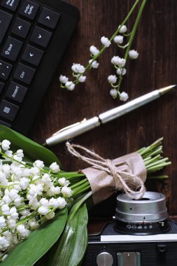 Bir tabloda vadideki zambak buketi