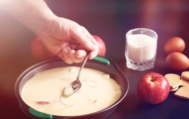 Elmalı turta evde hazırlanması. Elma ile ev yapımı hamur işleri 