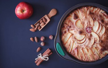 Elmalı turta evde hazırlanması. Elma ile ev yapımı hamur işleri 