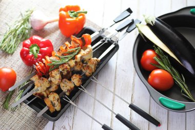 Pişmiş sebze ile metal şiş üzerinde kebap