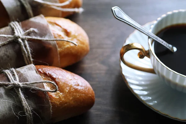 Baguete francesa recém-assada em uma mesa de madeira — Fotografia de Stock