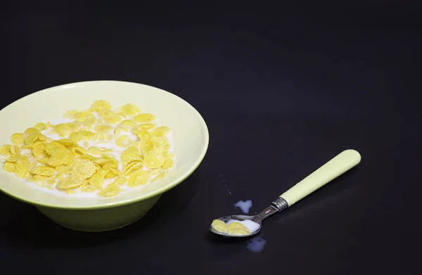 Copos de maíz en un plato. Desayuno de hojuelas con miel y mil —  Fotos de Stock