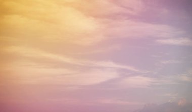 Beyaz bir gökyüzünde bulutlar