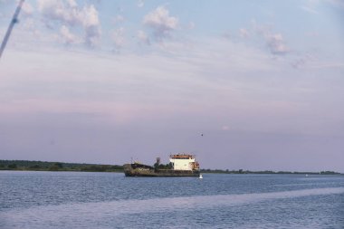 Göl manzara. Su doku. Şafakta gölüdür. Ağız