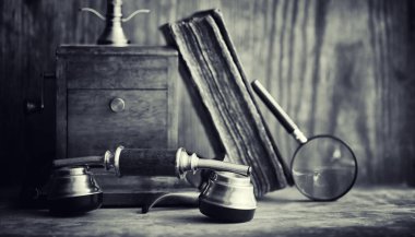 Eski telefon ve retro kitap masanın üzerinde. Geçmişte telefon 