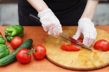 Aşçı taze çiftlik sebze keser