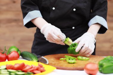 Aşçı taze çiftlik sebze keser