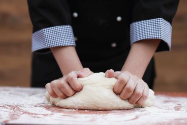 aşçı un masaya pişirme için yapar