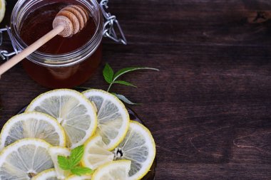 Ahşap dokusu üzerinde arka plan bir limon ve bal