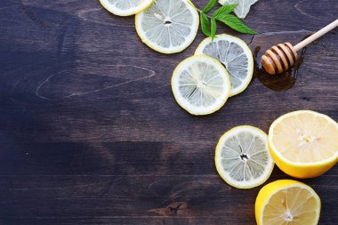 Ahşap dokusu üzerinde arka plan bir limon ve bal