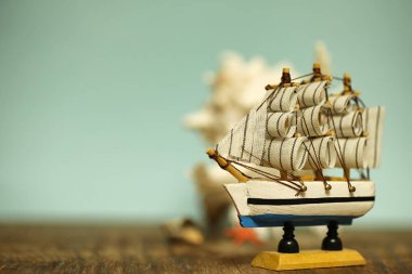 Eski ahşap gemi yelken ve direkleri oyuncak bir stand ile. Vintage ve