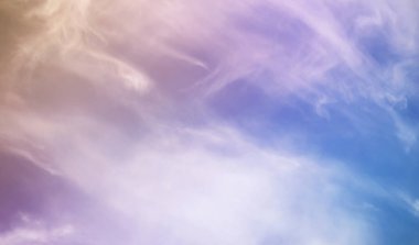 Beyaz bir gökyüzünde bulutlar