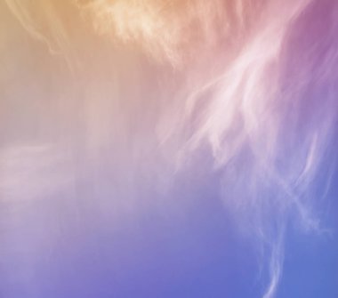 Beyaz bir gökyüzünde bulutlar